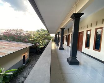 OYO Life 93155 Wisma Sarah - Tanjung - Balcón