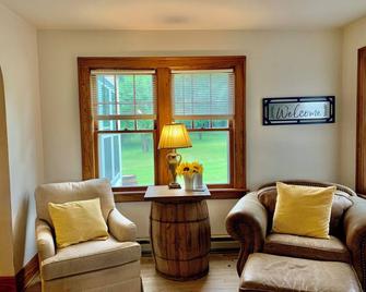 Beautiful historic farmhouse on 380 secluded acres. \nAmazing sunsets & wildlife - Baraga - Sala de estar