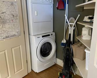 Elegant 2 Bedroom, 2 Bath Guest House close to Tallahassee. Whole Home Generator - Monticello - Laundry facility