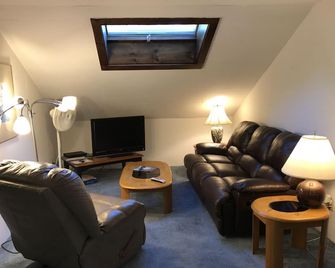 Ryan's Acadia Carriage House - 2 1/2 Mi. From Town, 1 Mi. To Eagle Lake! - Bar Harbor - Living room