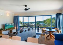 Coral Sea Vista Apartments - Airlie Beach - Sala