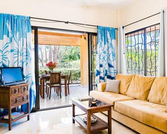Casa Bendita Just Steps Away From Beautiful And Pristine Playa Junquillal - Playa Junquillal - Living room