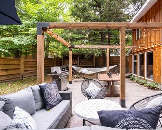 Chalet Norwegian, Turn Key Amenities + Pet Friendly + Hi Speed Wifi - Orford - Binnenhof