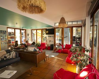 اي إي ٕايبٕي بايرون - بيرون باي - ردهة