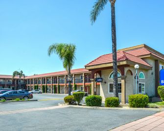 Americas Best Value Inn-Rialto - Rialto - Gebäude