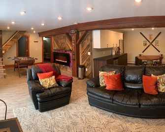 Newly Renovated Rustic style home w/luxury bathrooms & mountain views, Sereni - Mount Holly - Salon