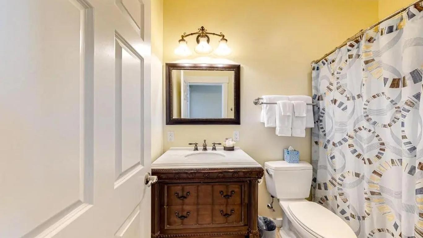 Colonel's Suites