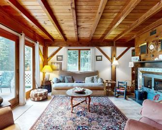 Southport Island Cottage | Deck & New Luxe Kitchen | Near Boothbay Harbor - Southport - Living room