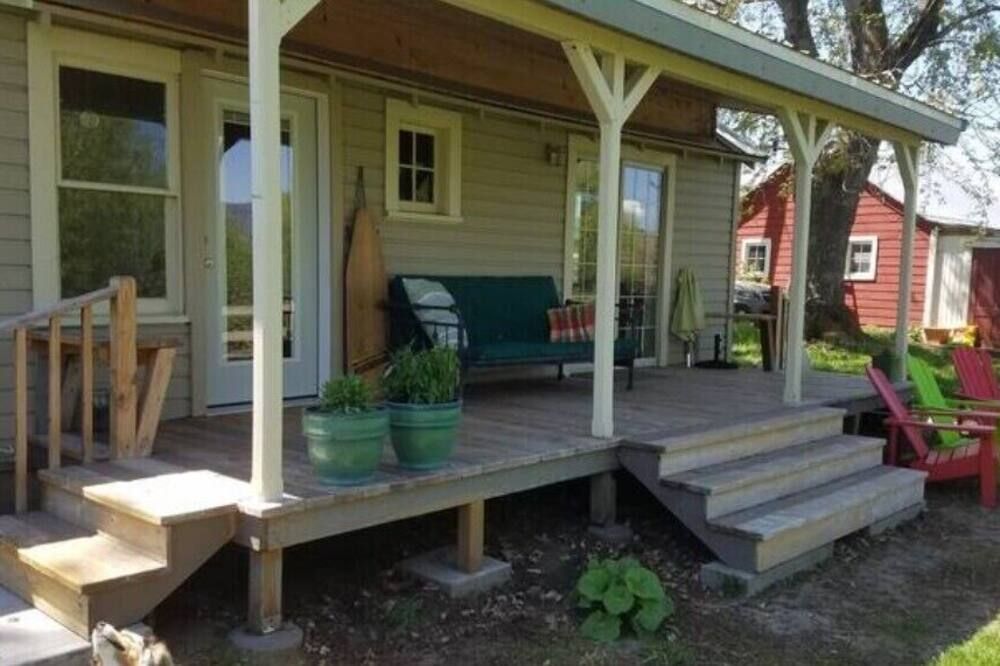 2-bedroom cottage 10 minutes from downtown La Grande in a quiet rural setting. - La Grande - Patio
