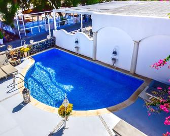 King's Suites - Kamari - Pool