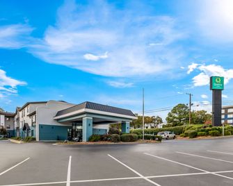 Quality Inn Marietta Near Dobbins Arb - Marietta - Building