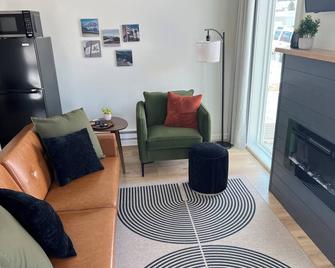 Stylish/Cozy Penn St. Midcentury Retreat - Wifi/Ac - Anaconda - Living room