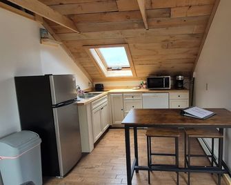 Moonshine a cozy studio apartment with views of Bunker's Harbor - Gouldsboro - Cocina