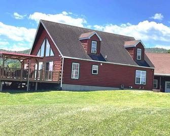 Beautiful Waterfront Lake George Log Chalet with Dock - Ticonderoga - Building