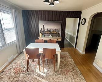 Charming 2-bedroom residence in Jefferson Park, Chicago! - Chicago - Dining room