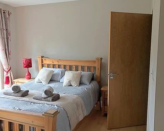 Immaculate 3-bed House With Private Secure Garden - Westport - Bedroom