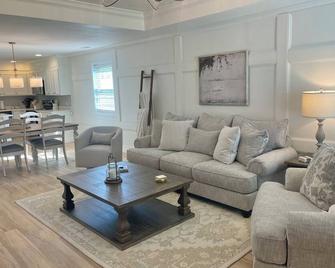 Laura’s Simply Charming Home on Harrison - Quincy - Wohnzimmer