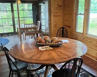 TnT Cabin on Plummer Lake - Lac du Flambeau - Dining room