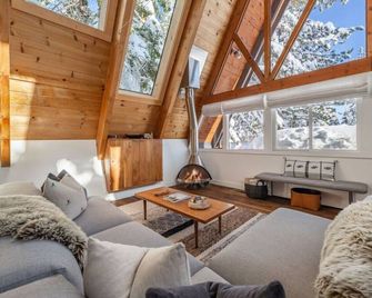 Mountain Modern The Tahoe A-Frame w Private Pier - Homewood - Living room