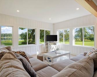 5-Star Murray Lake Retreat: Newly Remodeled with Stunning Views & Modern Comfort - Lowell - Sala de estar