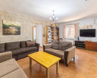 Country House 'Casa Fina' with Private Pool, Shared Terrace and Wi-Fi - Fuentidueña de Tajo - Living room