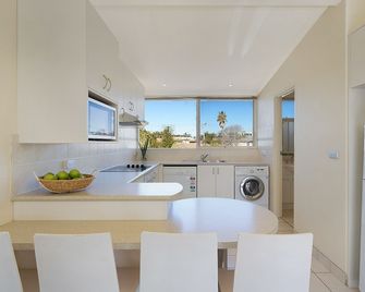 Seashells Apartments Merimbula - Merimbula - Kitchen