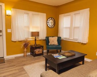Delightfully quiet & cozy, middle of everywhere - Grand Rapids - Living room