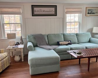 South Dartmouth Vacation Rental Home - Half Mile to Padanaram Village - Dartmouth - Wohnzimmer