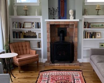 Hansel And Gretel Cottage in downtown Saugatuck - Saugatuck - Sala de estar