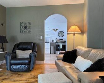 Q Cottage, 3 bedroom lower unit with large backyard - Susanville - Huiskamer