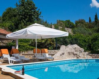 Apartment with terrace and pool - Molunat - Basen