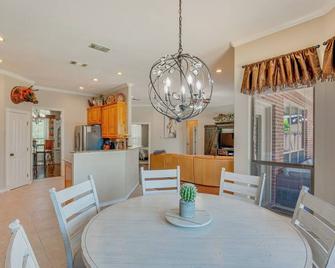 Sunny Stephenville Home w/ Pool: 4 Mi to Downtown - Stephenville - Eetruimte