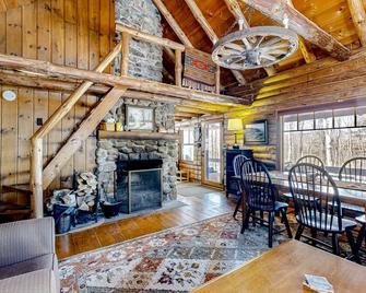 Charming, dog-friendly cabin with an exercise room near golf course - Jackson - Dining room