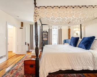 Historic Mystic Captains House 3br 2ba Water Views - Mystic - Bedroom