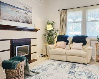 Cozy Beach Cottage Steps from Beach Jetty - Largs Bay - Sala de estar