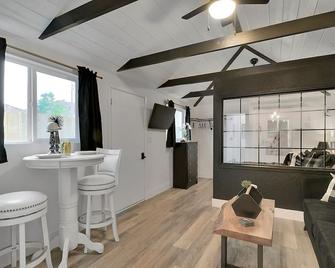 The Black and White Bungalow is a freshly remodeled modern yet rustic studio. - Yuba City - Eetruimte