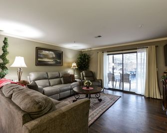 Newly Remodeled Luxury Walk-In Condo /Heart Of Branson/ Indoor Pool/Spacious - Branson - Living room