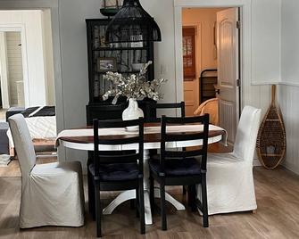 Pretty Cottage - newly renovated cottage on Six Mile Lake - Great swimming - Port Severn - Comedor
