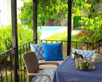 Charming 3-bedroom Villa & Private Pool in Tranquil Olive Tree Garden - Cesme - Patio