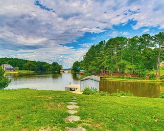 Private Island Getaway in Roanoke Rapids w/ Grill! - Roanoke Rapids