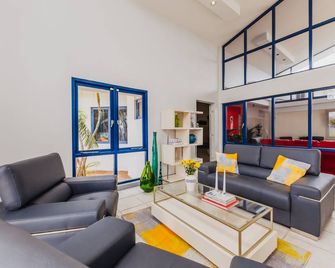 The ultimate getaway! Spacious layout, luxurious amenities, including a pool. - Oranjestad - Living room