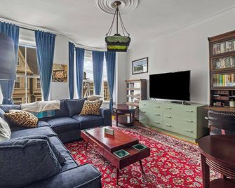 Elegant Victoria 2br 15ba - St. John's - Phòng khách