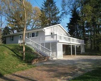 Country Setting Family-Sized House Minutes from Entertainment and Amenities - Zanesville - Gebäude