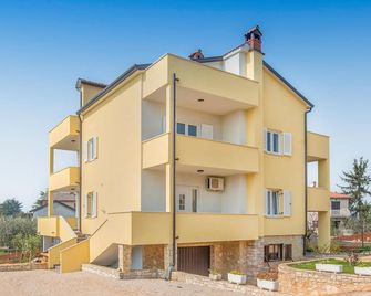 Stunning Apartment In Lovrecica - Lovrečica - Building