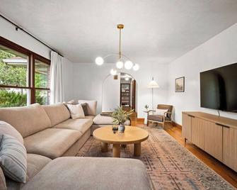 12min Nrg - Hot Tub & Gameroom & Firepit & Theater - Fayetteville - Living room