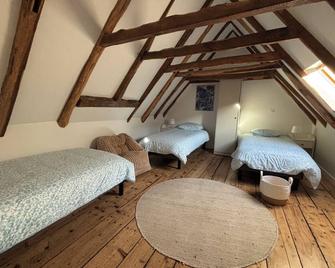 Charmante maison de village - Pierrefort - Habitación