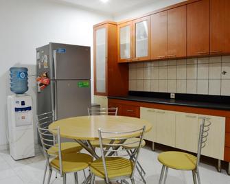 Zen Rooms Chic Home Kemang - Yakarta
