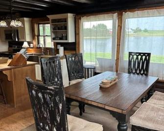 Log Castle and a spring-fed lake - Carrollton - Dining room