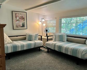 Adorable Lake Street Cottage ~ Walk To Town ~ Bikes Included ~ Clean & Comfy! - Sandpoint - Living room