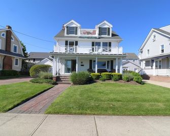 5-bedroom vacation home just 2.5 blocks to the beach - Spring Lake - Building